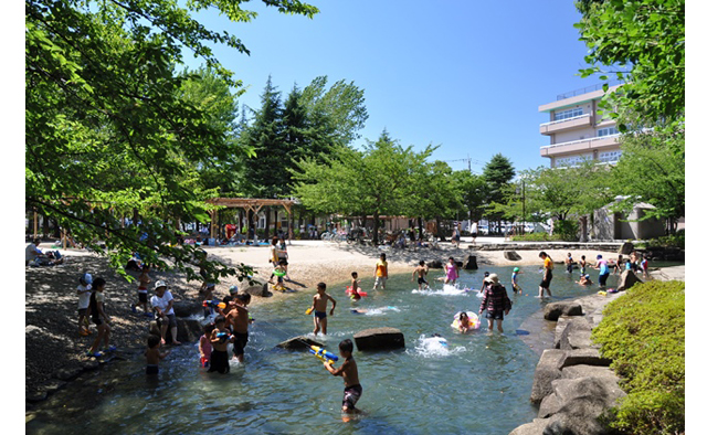 夏のおでかけ案内　～暑い夏はじゃぶじゃぶ池で涼む～