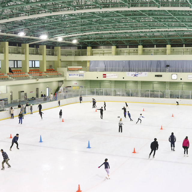 アクティビティを楽しむ休日「アイススケート」江戸川区スポーツランド スケートリンク