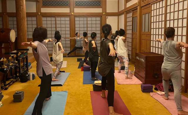 感應寺の「寺ヨガ」で心身ともにリフレッシュ