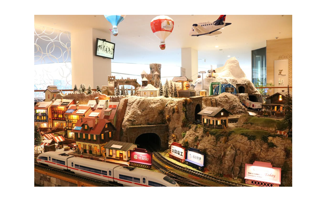 カラフルな列車が走る！毎年恒例の「ヒルトン東京ベイ・クリスマス・トレイン」がスタート