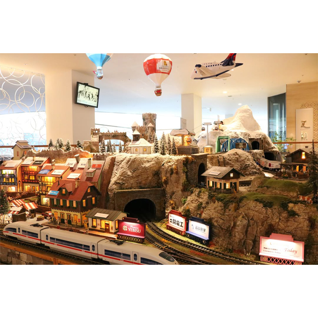 カラフルな列車が走る！毎年恒例の「ヒルトン東京ベイ・クリスマス・トレイン」がスタート